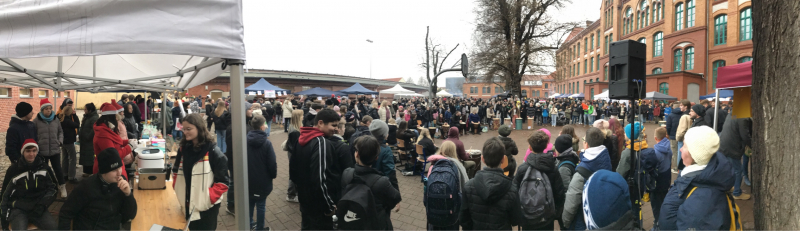 2023_weihnachtsmarkt_pano_trommelgruppe_schulhof.jpeg