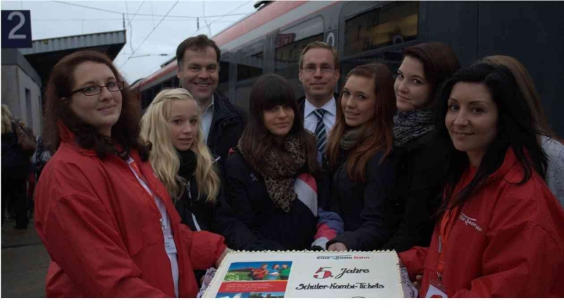 tortenuebergabe.jpg tortenuebergabe.jpg